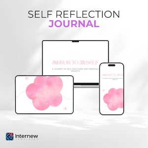 Op de afbeelding: Een digitaal ontwerp met de tekst "SELF REFLECTION JOURNAL" in zwart en paars. Het ontwerp bevat een laptop, tablet en telefoon met de tekst "MIRROR TO MYSELF" en een roze wolkengrafiek. Het logo voor "Internew TEMPLATES" staat linksonder.
