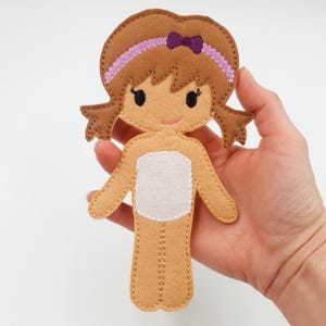 Patrón de muñeca de fieltro ITH Quiet Book Girl, aro de 5 x 7, descarga digital