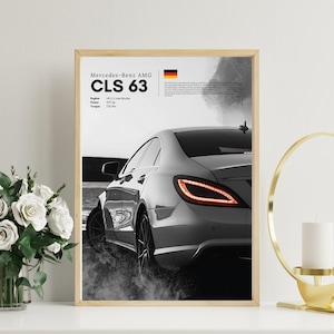 Puede incluir: Una foto en blanco y negro de un Mercedes-Benz AMG CLS 63 plateado. El coche est&aacute; conduciendo por una carretera mojada, dejando un rastro de agua detr&aacute;s. Las luces traseras del coche est&aacute;n encendidas. La imagen incluye el texto "Mercedes-Benz AMG CLS 63" y "V8 5.5 Litros Biturbo, 577 CV, 720 Nm".