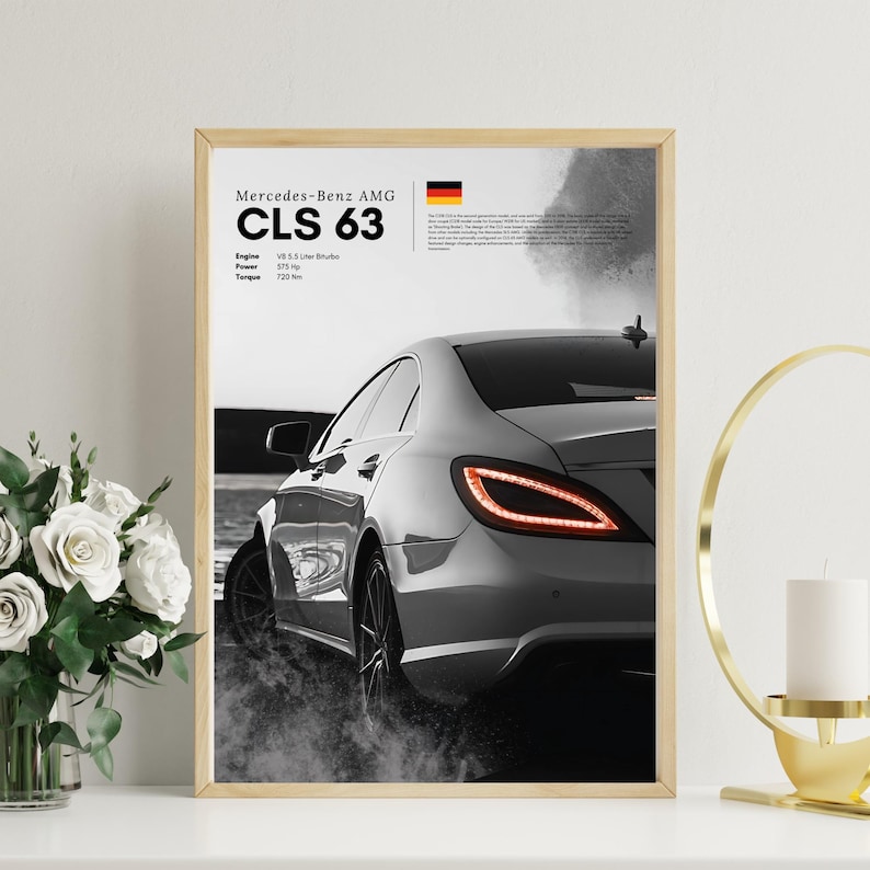 Puede incluir: Una foto en blanco y negro de un Mercedes-Benz AMG CLS 63 plateado. El coche est&aacute; conduciendo por una carretera mojada, dejando un rastro de agua detr&aacute;s. Las luces traseras del coche est&aacute;n encendidas. La imagen incluye el texto "Mercedes-Benz AMG CLS 63" y "V8 5.5 Litros Biturbo, 577 CV, 720 Nm".