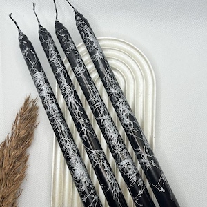 Zestaw 4 metalicznych czarnych świec stożkowych ze srebrnym marmurem – ręcznie robione świece o średnicy 25 cm – nowoczesne wesele, gotycki wystrój i elegancka jadalnia