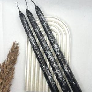 Zestaw 3 metalicznych czarnych świec stożkowych ze srebrnym marmurem – ręcznie robione, 25 cm, eleganckie świece – nowoczesne wesele, luksusowa kolacja i szykowny wystrój