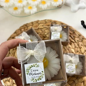Bomboniere nuziali con candele a forma di margherita in scatole di carta kraft 7 x 7 cm - Regali floreali personalizzati per gli ospiti, ricordi rustici per la festa nuziale