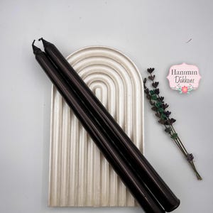 Metaliczne czarne świece stożkowe, elegancki zestaw świec, nowoczesny czarny wystrój, para świec na prezent, luksusowe świece stożkowe, świąteczny element centralny