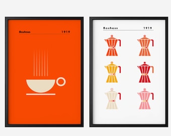 Könnte beinhalten: Zwei gerahmte Kunstplakate im Bauhaus-Stil. Das linke Plakat zeigt eine weiße Kaffeetasse auf orangefarbenem Hintergrund mit dem Text "Bauhaus 1919". Das rechte Plakat zeigt sechs farbenfrohe Kaffeekannen-Illustrationen mit dem Text "Bauhaus 1919".