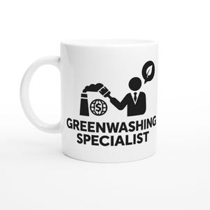 Peut inclure: Mug en céramique blanche avec un dessin noir d'une usine, d'un globe avec un symbole dollar et d'une personne peignant le globe en vert. Le texte "GREENWASHING SPECIALIST" est imprimé en dessous.