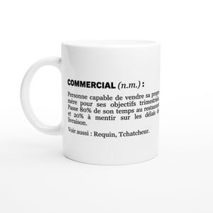 Peut inclure: Mug en céramique blanche avec une anse incurvée. Le mug présente du texte noir en français, dont le mot "COMMERCIAL" et une définition. Le mug est de taille standard pour le café ou le thé.