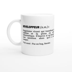 Pode incluir: Caneca de café de cerâmica branca com o texto "DÉVELOPPEUR (n.m.): Organisme vivant qui transforme caféine et la pizza en code informatique. S'énerve si on lui pose une question alors qu'il a son casque. Voir aussi : Pas un bug, Sorcier."