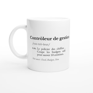 以下が含まれることがあります： フランス語で「Contrôleur de gestion」と書かれた白いセラミックマグ。ユーモラスな定義が添えられています。マグカップにはカーブしたハンドルが付いており、温かい飲み物にも冷たい飲み物にも適しています。テキストには発音も含まれています。