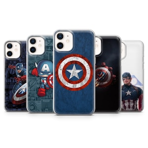 Puede incluir: Conjunto de cinco fundas para teléfono con Captain America. Las fundas son transparentes con diferentes diseños que incluyen el escudo de Captain America, una versión de dibujos animados de Captain America y una foto de Captain America.