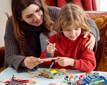 Kit de manualidades de coches de carreras de madera para niños: construye y pinta tus propios vehículos de madera (coche, moto, monster truck) – Set de manualidades STEM de 144 piezas