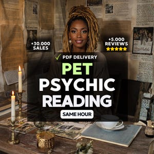 Könnte beinhalten: Werbebild für eine Tierpsychiker-Lesung. Der Text enthält "PDF-Lieferung", "Tierpsychiker-Lesung" und "Gleiche Stunde". Das Bild zeigt eine Frau mit Dreadlocks, Kerzen und eine Teetasse auf einem Tisch. Der Hintergrund ist mit altem Papier gefüllt.