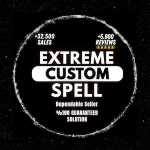 Może przedstawiać: Biały ceramiczny kubek z czarnym uchwytem i napisem "But First, Coffee" pogrubioną czcionką. Kubek stoi na drewnianej powierzchni. Kubek ma około 10 cm wysokości.