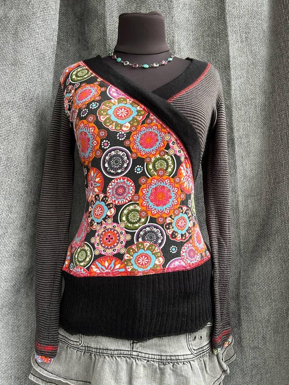 Cache Cache cute y2k long sleeve graphic top, ava… - image 5