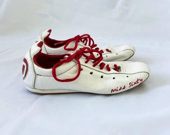 Zapatillas deportivas Miss Sixty Vintage blancas y rojas, estilo años 2000, estilo Y2K.