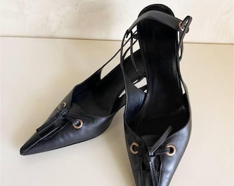 Sapatos de salto baixo GUCCI em couro preto, estilo anos 2000, fabricados na Itália.