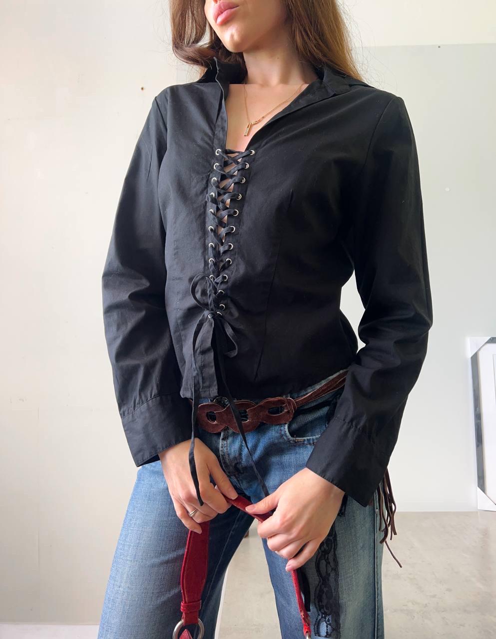 Chemise noire pour femmes avec des boutons recouverts de tissu 12383