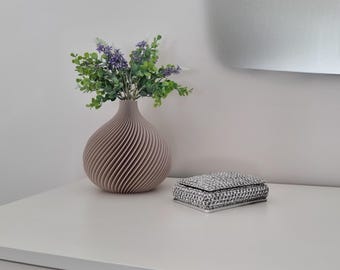 3D-printen van STL- en 3MF-bestanden voor een spiraalvormige vaas voor gedroogde en verse kunstbloemen.
