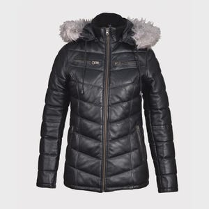 Jaqueta feminina de couro tipo puffer para inverno com capuz e acabamento em pele.