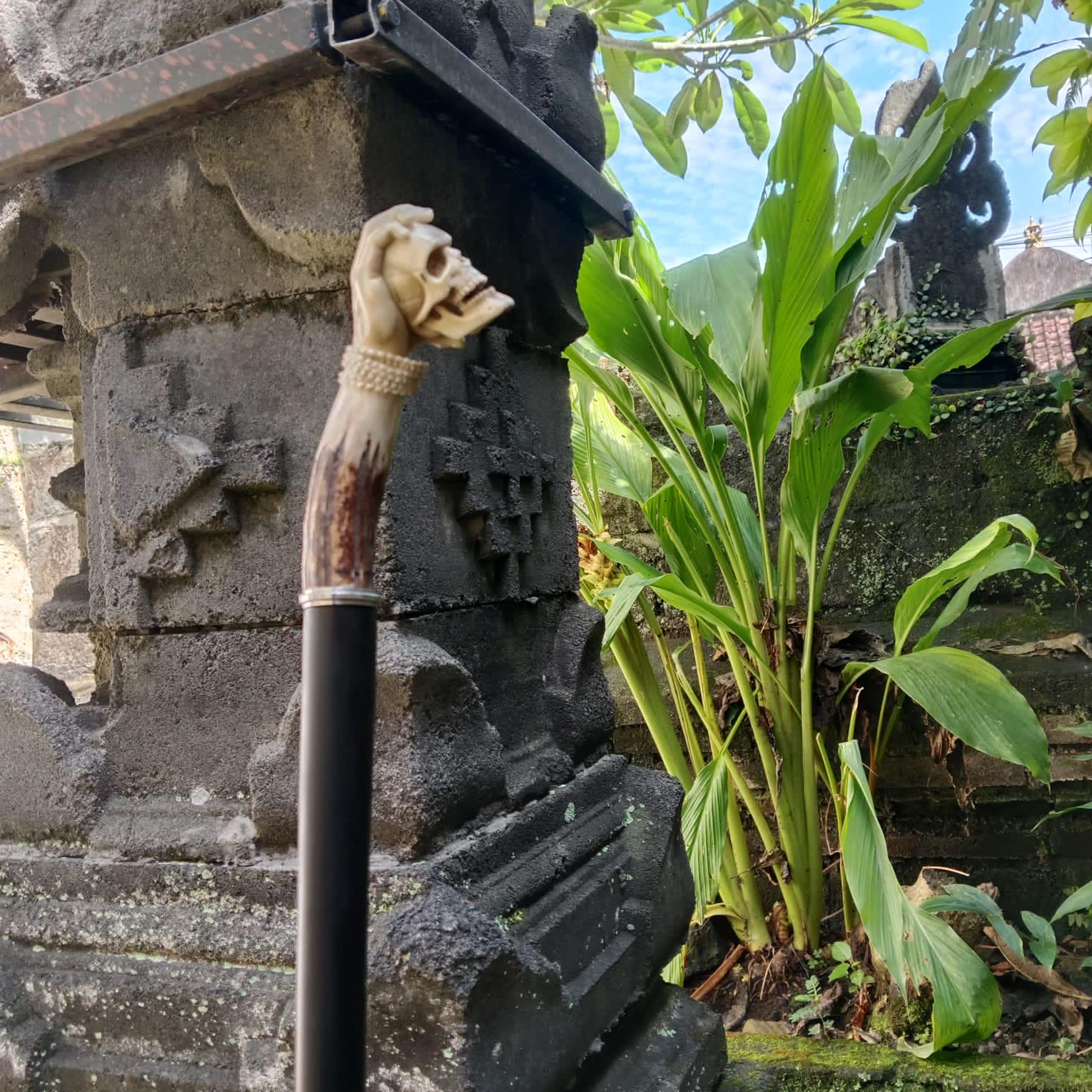 walking stick handle carving made from loose deer antlers and black wood. At the end of the stick there is an anti-slip support.