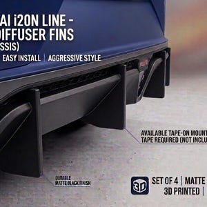 Può includere: Un set di quattro alette per diffusore posteriore nero opaco per telaio Hyundai i20N Line BC3. I componenti in ABS stampati in 3D presentano una finitura resistente e sono progettati per il montaggio con nastro. Testo: HYUNDAI i20N LINE - REAR DIFFUSER FINS.