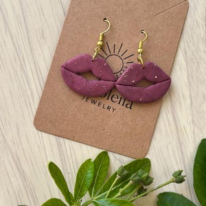 Orecchino a labbro originale, gioielli da donna, trendy, regalo per donne, gioielli fatti a mano, orecchino pendente in acciaio inossidabile, polimero