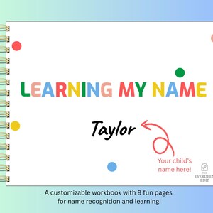 以下が含まれることがあります： 「LEARNING MY NAME」というタイトルで、筆記体で「Taylor」と書かれたスパイラル綴じのワークブック。表紙にはカラフルな文字とドットがあり、子供の名前を書く場所を示す矢印があります。このワークブックは、名前の認識と学習のために設計されています。