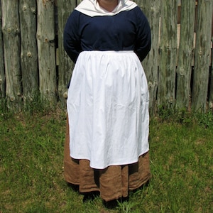 Woman&#39;s White Apron - Colonial