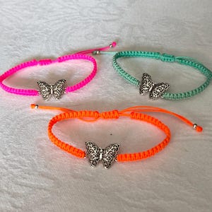 Puede incluir: Un letrero de madera rústica con el texto "Welcome to our home" en letras blancas. El letrero presenta un acabado envejecido y un diseño sencillo y acogedor, ideal para la entrada.