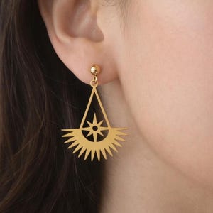 Pendientes Estrella Polar y Sol en Abanico • Joyería Celestial Art Déco • Amuleto de Guía y Luz • Pendientes Triangulares Dorados