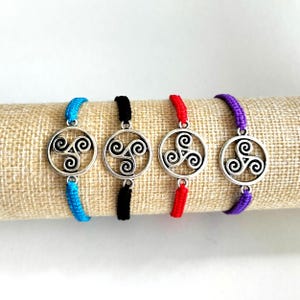Macramé Trisquel armband, zilveren beschermingsarmband, verstelbaar Keltisch amulet, symbool van balans en evolutie.