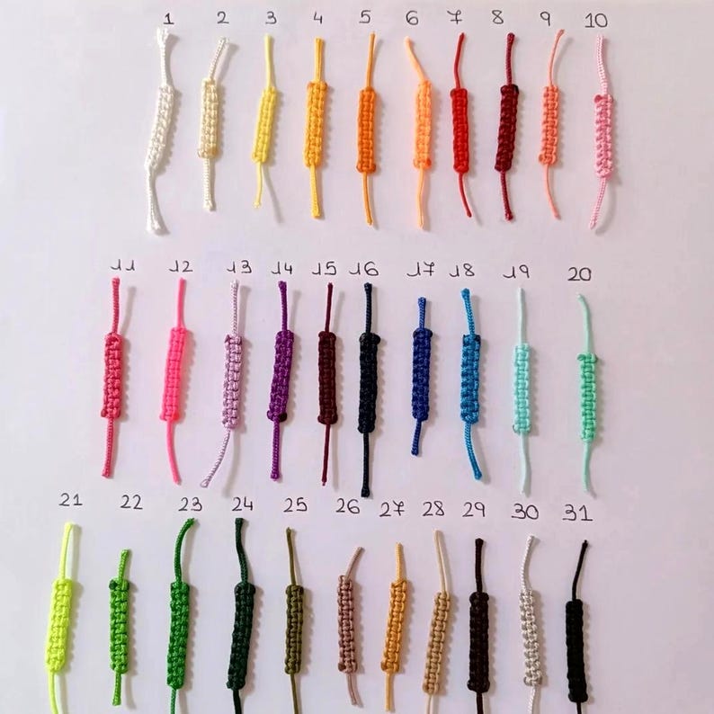 Puede incluir: Una colecci&oacute;n de 31 pulseras de macram&eacute; de colores variados, incluyendo blanco, amarillo, naranja, rojo, rosa, morado, verde y marr&oacute;n. Cada pulsera presenta un dise&ntilde;o anudado y un lazo para sujetar.