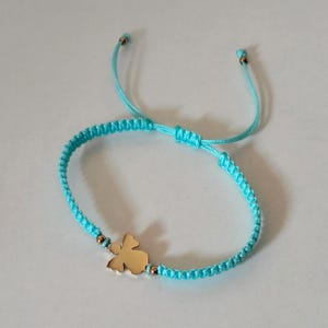 Puede incluir: Juego de tres tazas de cer&aacute;mica con acabado mate moteado. Las tazas son de color crema, gris claro y gris oscuro. Cada taza tiene un dise&ntilde;o simple y minimalista, ideal para caf&eacute; o t&eacute;.