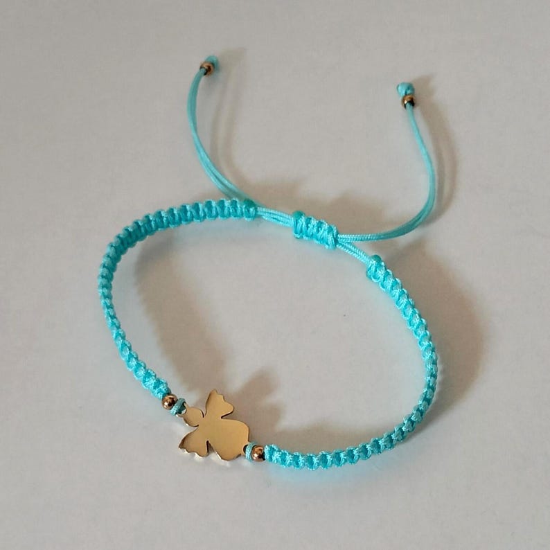 Puede incluir: Juego de tres tazas de cer&aacute;mica con acabado mate moteado. Las tazas son de color crema, gris claro y gris oscuro. Cada taza tiene un dise&ntilde;o simple y minimalista, ideal para caf&eacute; o t&eacute;.