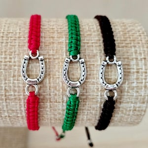 Pulseira ajustável em macramê prateado com ferradura | Pulseira com cordão vermelho | Amuleto de proteção | Pulseira feita à mão | Presente para mulheres e homens