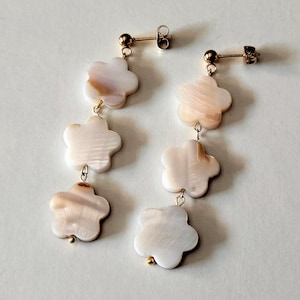Mother-of-pearl flower earrings
