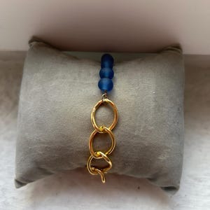 Armband aus vergoldetem Stahl und blauen Perlen