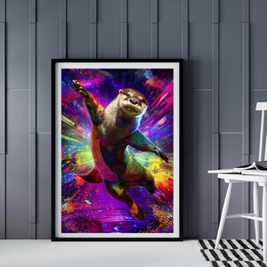 Puede incluir: Una impresión artística enmarcada que presenta una nutria vibrante con pelaje de arcoíris, sobre un fondo abstracto y colorido. La nutria se representa en el aire con los brazos extendidos, creando una imagen dinámica. La obra de arte está enmarcada en un borde negro.