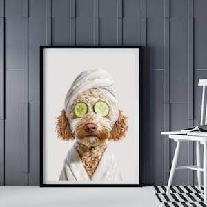 Skurriles Hunde-Spa-Day-Poster, schrullige KI-Tierkunst im Bademantel, lustiges Badezimmer-Wanddekor-Digitaldruck, flippiges Geschenk für Wohndesign