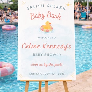 Può includere: Un cavalletto di legno espone un cartello per un baby shower a bordo piscina. Il cartello recita "Splish Splash Baby Bash" con un'anatra di gomma. Dà il benvenuto agli ospiti al baby shower di Celine Kennedy, domenica 1 luglio 2026.
