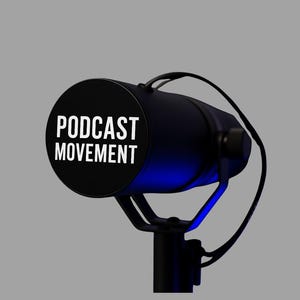 Könnte beinhalten: Ein schwarzes Mikrofon mit dem Text "PODCAST MOVEMENT" in Weiß. Das Mikrofon hat einen zylindrischen Körper und einen Ständer. Der Hintergrund ist einfarbig grau. Das Mikrofon hat ein blaues Licht.
