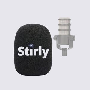 Puede incluir: Filtro antipop negro con la palabra "Stirly" en blanco. Un micrófono gris está a la derecha del filtro. El filtro está diseñado para reducir el ruido de fondo y mejorar la calidad del audio.