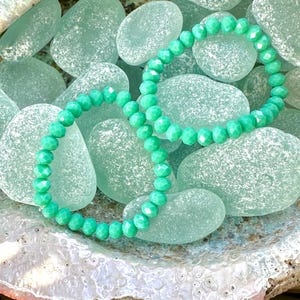 faceted rondelle kelly green glass bead elastic bracelet