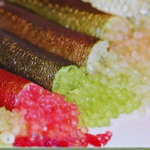 Puede incluir: Un juego de tres tazas de cerámica con acabado mate moteado. Las tazas son de color crema, gris claro y gris oscuro. Cada taza tiene un diseño simple y minimalista.