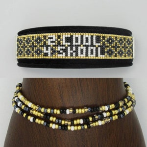 Może przedstawiać: Czarny naszyjnik choker z koralikami w kolorze złotym, białym i szarym. Naszyjnik składa się z trzech rzędów koralików.