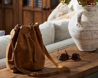 Bolso estilo cubo Fiona – Piel flor color camello y lona / Cierre con cordón / Hecho a mano en India