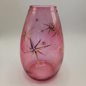 Vaso vintage in vetro color mirtillo di Bartlett Collins, decorazione MCM con stella atomica dorata, vaso in vetro rosa stile Mid-Century Modern da 7 pollici