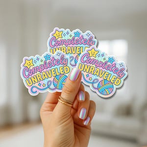 Sticker complètement démêlé - Sticker vinyle holographique amusant pour la santé mentale - Sticker soin auto burn-out mignon (2 x 2 à 6 x 6)