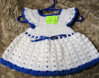 RoYAL BlUE BaBY DrESS Taille 3-6 Mois main crocheté ~royal fleur bleue BuTTONS~MaCHINE WaSH