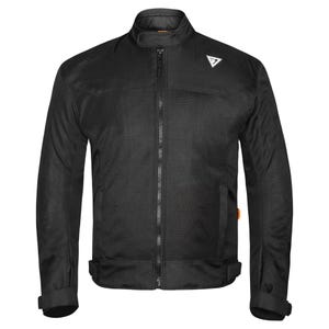 Può includere: Una giacca da moto nera in tessuto a rete, dotata di cerniera frontale a tutta lunghezza, colletto alla coreana con chiusura a strappo e un logo triangolare bianco sul petto a sinistra. La giacca presenta cinturini regolabili in vita.